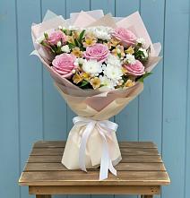 Букет цветов из:  Гвоздики, Орхидеи и Розы в Калиновской