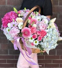 Композиция солнечный день в Калиновской Цветочная композиция из Розы, Хризантемы, Пионы и Лизиантусы в корзине в Калиновской