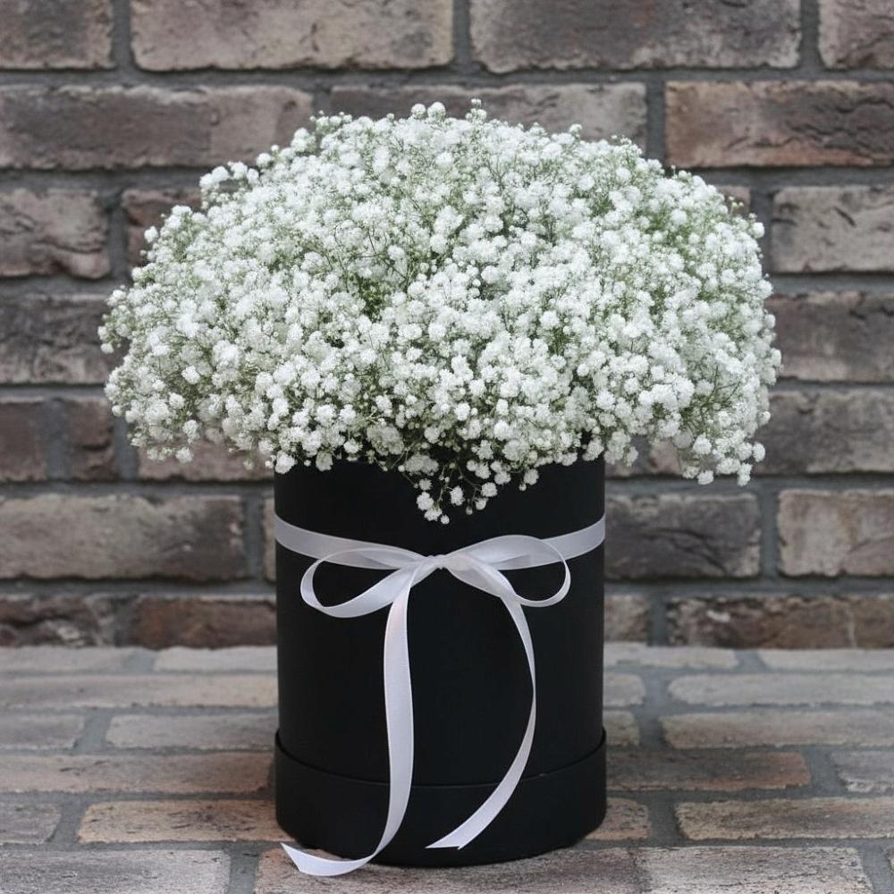 Цветочная композиция из Гипсофила в шляпной коробке в Калиновской