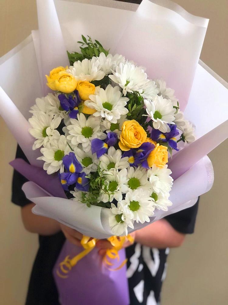 Букет цветов из: Ирисы, Хризантемы и Розы в Калиновской
