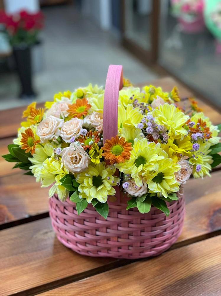 Цветочная композиция из Хризантемы и Розы в корзине в Калиновской
