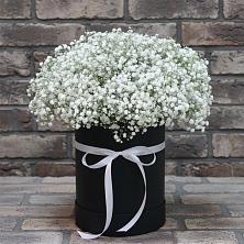 Цветочная композиция из Гипсофила в шляпной коробке в Калиновской