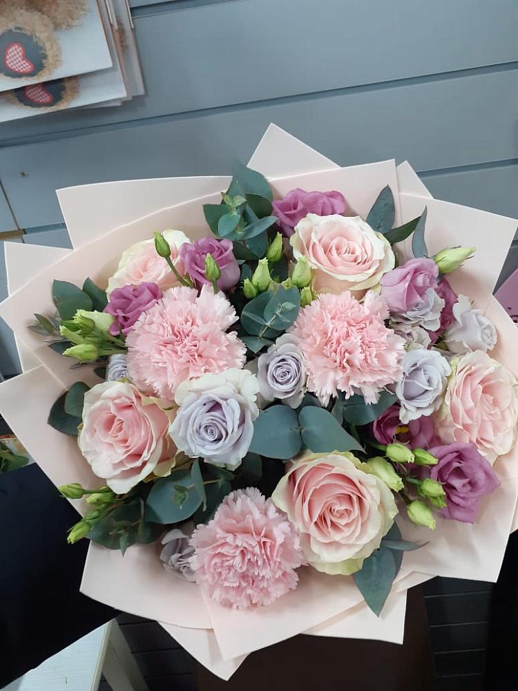 Букет цветов из: Розы, Гвоздики и Лизиантусы в Калиновской