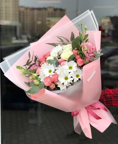 Букет цветов из: Розы, Лизиантусы и Хризантемы в Калиновской