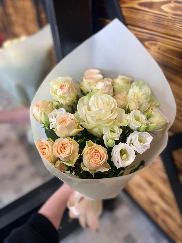 Букет цветов из: Розы и Лизиантусы в Калиновской